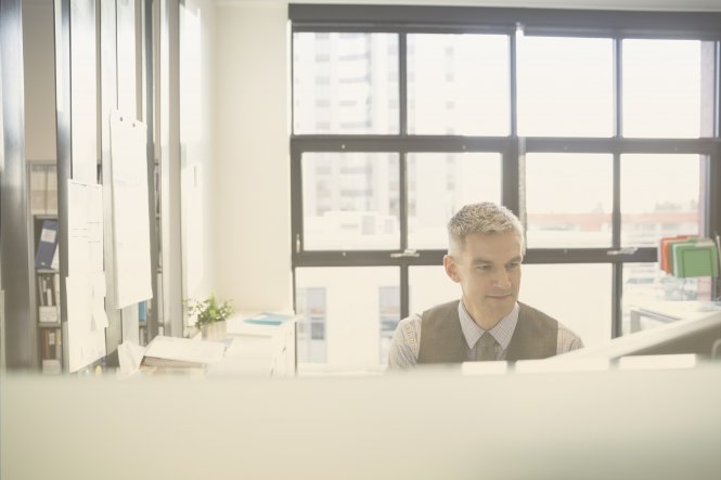 A man using the Vonage desktop app at his computer.