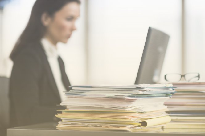 A lawyer using Clio cloud tools to work more efficiently.