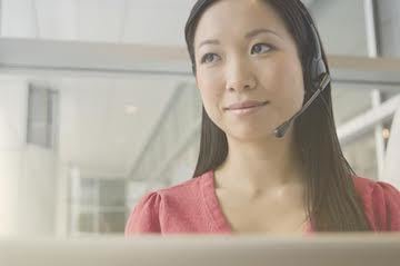 A customer service representative who provides an omnichannel customer experience.