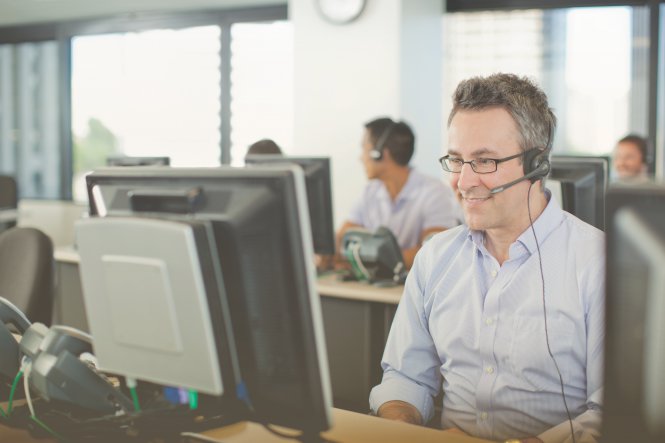 A call center employee using Zoho CRM integration to provide a superior customer experience.