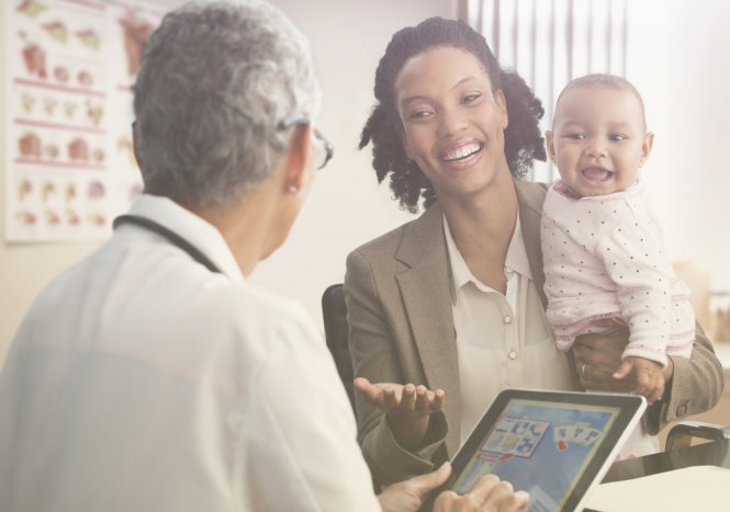 A mother and child who receive excellent service thanks to unified communications in healthcare.