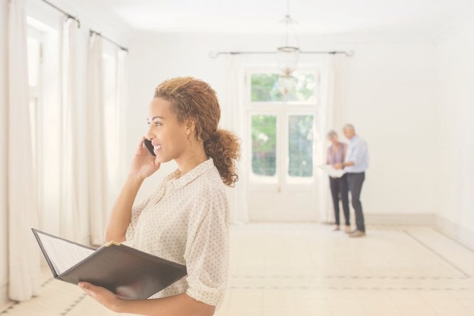 A real estate agent provides an excellent real customer experience for her clients.
