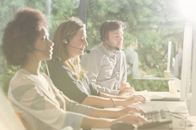 Contact center customer service workers use cloud contact center solutions.