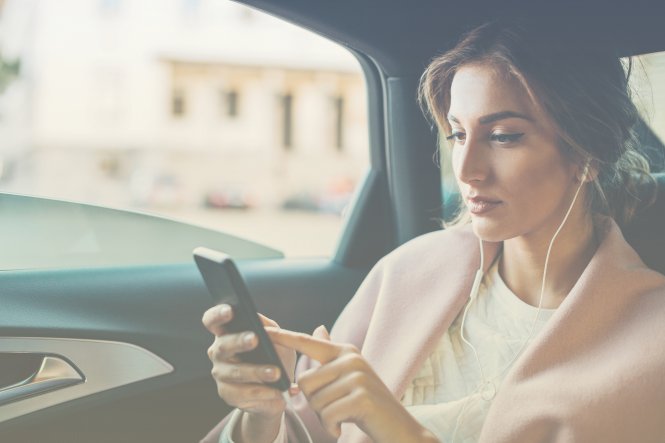 A customer reaches an omnichannel contact center through social media