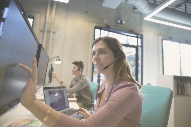 Contact center representative uses multiple sources for effective communication with customers