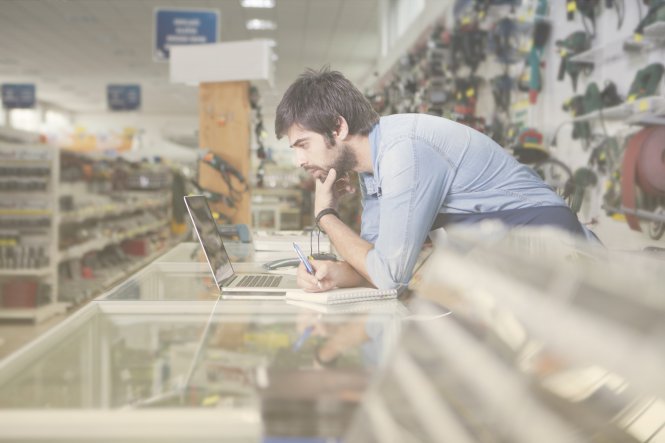 Employee using CPaaS on a laptop to improve retail business operations for holiday season