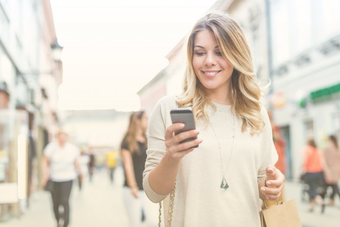Shopper on mobile device engaging with a business' lead nurturing strategy