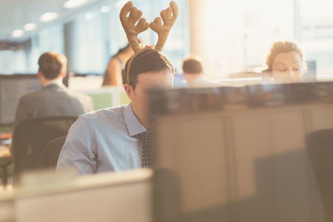 Plane flies through air carrying people who used contact center management for travel