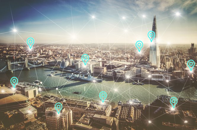 Panoramic of cityscape with symbols representing CPaaS solutions and connectivity