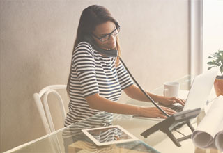 A man and a woman using a tablet in the office, enjoying quality of service thanks to SD-WAN.