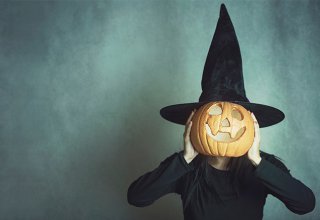 Business representative using customer service best practices to talk with customer